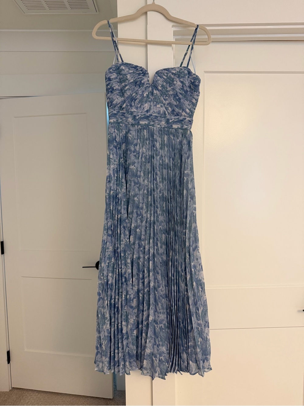 Astr the Label Bayley Blue Floral Pleated Midi Dress
